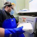 &bdquo;Pfizer&ldquo; vakcinos dozės gabenamos specialiais konteineriais