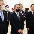 Ceyhunas Bayramovas (per vidurį)