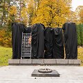Antakalnio kapinėse uždengiami paminklai sovietų kariams