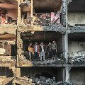 Palestiniečiai apžiūri pusiau sugriautą pastatą po Izraelio bombardavimo Rafos mieste Gazos Ruožo pietuose