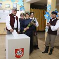 Jurbarko rajono Smalininkų miestelio gyventojai rinkti prezidento ir europarlamentarų atėjo pasipuo&scaron;ę tautiniais drabužiais