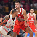 Shabazzas Napieras (su kamuoliu) prie&scaron; Filipą Petru&scaron;evą