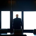 Donaldas Trumpas žvelgia pro langą
