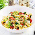 &bdquo;Caprese&ldquo; makaronų salotos