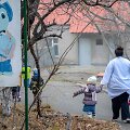 Auklėtojos ir vaikų pasivaik&scaron;čiojimas, Mankan Tun vaikų namai Jerevane