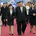 Kim Jong-unas su žmona Ri Sol-ju ir dukra Kim Ju-ae