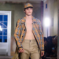 &bdquo;Burberry&ldquo; 2018 m. pavasario ir vasaros kolekcijos modelis