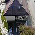 Prienų Justino Marcinkevičiaus vie&scaron;oji biblioteka ir jo atminimui skirtas kiemelis.