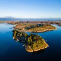 Velžių piliakalnis ir Arimaičių ežeras rudenį