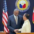 JAV gynybos sekretorius Lloydas Austinas ir Filipinų kolega  Carlitas Galvezas jaunesnysis 