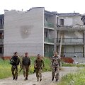 Ukrainos kariai patruliuoja prie sugriautų namų &Scaron;irokine, Ukrainoje