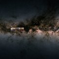 ESA palydovo i&scaron;matuoto Pauk&scaron;čių tako &scaron;oninio vaizdo dalis. Tamsiąją juostą sudaro dujos ir dulkės, kurios slopina įterptųjų žvaigždžių &scaron;viesą. De&scaron;inėje pusėje pažymėtas Galaktikos centras, ry&scaron;kiai &scaron;viečiantis po tamsiąja zona. Kairėje pusėje esantis langelis žymi Maggie dujų debesies vietą
