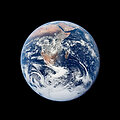 Mūsų Žemė i&scaron; kosmoso &ndash; 1972 m. &bdquo;Apollo 17&ldquo; misijos metu įgūlos padaryta nuotrauka.