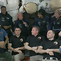 &bdquo;Axiom Mission 2&ldquo; astronautai Peggy Whitson, Johnas Shoffneris, Ali Alqarni ir Rayyanah Barnawi įgulos pasveikinimo ceremonijoje Tarptautinėje kosminėje stotyje kartu su septyniais 69-osios ekspedicijos nariais.