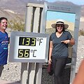 Turistai Mirties slėnyje darosi asmenukę prie rekodrinę temperatūrą rodančio termometro
