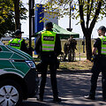 Policijos pareigūnai ir Lietuvos kariuomenės kariai Litexpo prieigose