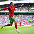 Cristiano Ronaldo džiaugiasi antruoju įvarčiu į &Scaron;veicarijos rinktinės vartus.