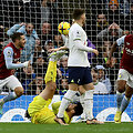 Emiliano Buendia (kairėje) džiaugiasi įvarčiu į &bdquo;Tottenham&ldquo; vartus.