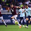 Lautaro Martinezas (de&scaron;inėje) veržiasi pro &bdquo;Torino&ldquo; žaidėją Alessandro Buongiorno.