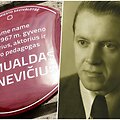 Romualdui Juknevičiui skirta memorialinė lenta ir režisieriaus portretas