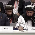 Afganistano teisingumo ministerijos vadovas Abdulas Hakimas Haqqani (de&scaron;inėje)