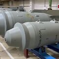 Bombos FAB-3000 M-54 (antrame plane) ir FAB-1500 (priekyje)