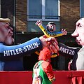 Vladimiro Putino ir Donaldo Trumpo skulptūros parade Diuseldorfe