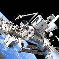 Tarptautinės kosminės stoties priekinė dalis su &bdquo;Kibo&ldquo; laboratoriniu moduliu ir prijungtais &bdquo;SpaceX Dragon&ldquo; erdvėlaiviais. 2025 m. gegužės 1 d.  