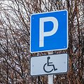 Galvosūkiai dėl automobilių statymo: raginama skirti dar daugiau dėmesio prieinamumui