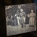 Eksponuojamos barono de Baye nuotraukos, &scaron;ioje įamžinti žemaičių valstiečiai vestuvėse. Žemaitija, 1904 m. 