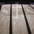 Neįgaliųjų automobilių stovėjimo vietos
