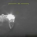 Ukrainos kariai sunaikino  prie&scaron;o desantinį laivą. &bdquo;Militarnyj&ldquo; vaizdo stopkadras
