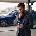 Ne automobilis ir ne būstas: kodėl sužadėtuvių žiedas vyrams tampa sunkiausiu pasirinkimu?