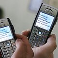Vienas i&scaron; buvusio kalinio smurto įrodymų &ndash; mobiliajame telefone saugoma necenzūriniais žodžiais i&scaron;marginta &scaron;eimai grasinanti trumpoji žinutė.
