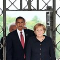 Barackas Obama ir Angela Merkel įžengia pro Buchenvaldo koncentracijos stovyklos varrtus.