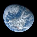 Pirmoji viso Žemės rutulio nuotrauka i&scaron; kosmoso, kurią padarė ne aparatas, o žmogus. Manoma, kad jos autorius &ndash; &bdquo;Apollo 8&ldquo; įgulos narys Williamas Andersas. Atstumas iki Žemės &ndash; 30 tūkst. kilometrų.