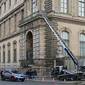 Policija nusikaltimo vietoje &scaron;alia mobilaus lifto, kuriuo pasinaudojo nusikaltėliai