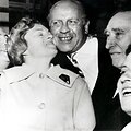 Oskaras Schindleris (centre) su savo i&scaron;gelbėtais žydais (1962 m.)