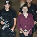 Cesare Battisti Brazilijos policininkų apsuptyje
