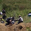 Palestiniečiai protestuotojai velka sužeistą draugą.
