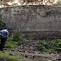 Karabinieriai stovi prie nugriuvusios sienos dalies Pompėjoje.