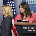 Kirstjen Nielsen (kairėje) ir Sarah Huckabee Sanders