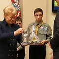 Dalia Grybauskaitė priėmė Betliejaus taikos ugnį.