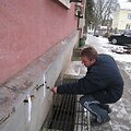 Į namo sienoje atsivėrusį tarpą telpa degtukų dėžutė. 