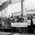 1990-ųjų kovo 11-ąją prie Auk&scaron;čiausiosios Tarybos budėję žmonės laukė Lietuvos nepriklausomybės atstatymo.