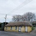 Istorinis &scaron;iaudinis namas, vadinamas &bdquo;plok&scaron;čiausiu namu Britanijoje&ldquo;, parduodamas aukcione už 77 930 eurų.