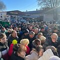 &Scaron;e&scaron;tadienio rytą &Scaron;ilutės Halės turguje prie nemokamo pieno būriavosi minia žmonių.