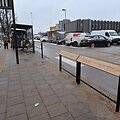 Stotelėse įrengtos metalinės atramos-tvorelės.