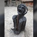 &Scaron;iuolaikinė dūmais džiovinta mumija i&scaron; Dani tautos, Papua (Indonezija). 