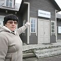 D.Jermolajevą i&scaron;vargino gyvenimas prie &bdquo;&Scaron;arvojimo salės&ldquo; (į kurią rodo moteris &ndash; aut past.). 